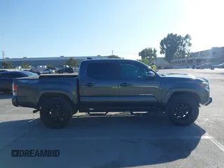 2020 Toyota Tacoma SR5 z VIN 3TMCZ5AN9LM296826, wystawiony jako IAAI lot #42533149 z przebiegiem 72 375 mil mil oraz . Historia ofert i sprzedaży dostępna na DreamBid. Obrazek 13.