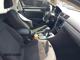 2018 Volkswagen Passat S z VIN 1VWAA7A32JC022159, wystawiony jako IAAI lot #41988875 z przebiegiem 121 598 mil mil oraz . Historia ofert i sprzedaży dostępna na DreamBid. Obrazek 5.