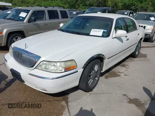 2003 Lincoln Town Car Cartier z VIN 1LNHM83WX3Y635492, wystawiony jako IAAI lot #42043813 z przebiegiem 98 120 mil mil oraz . Historia ofert i sprzedaży dostępna na DreamBid. Obrazek 2.