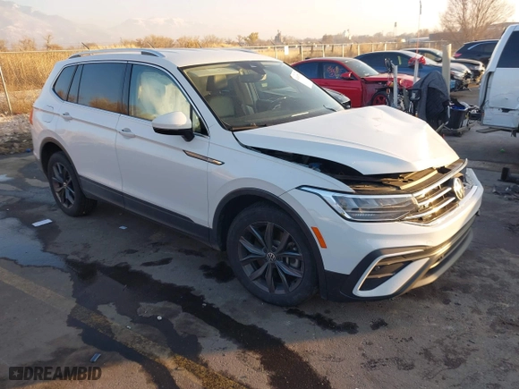 2022 Volkswagen Tiguan SE with VIN 3VV2B7AX5NM152367, listed as a IAAI auction lot 41018730 with 42,104 mi miles. Bid and sale history available at carsss.com. Image 1.