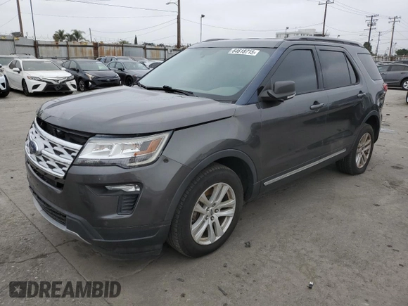 2019 Ford Explorer XLT z VIN 1FM5K8D84KGA87650, wystawiony jako Copart lot #64618715 z przebiegiem 49 213 mil mil oraz Czysty tytuł • Clean title. Historia ofert i sprzedaży dostępna na DreamBid. Obrazek 1.