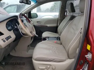 2011 Toyota Sienna XLE z VIN 5TDDK3DC6BS014552, wystawiony jako Copart lot #58292205 z przebiegiem 95 898 mil mil oraz Czysty tytuł • Clean title. Historia ofert i sprzedaży dostępna na DreamBid. Obrazek 7.