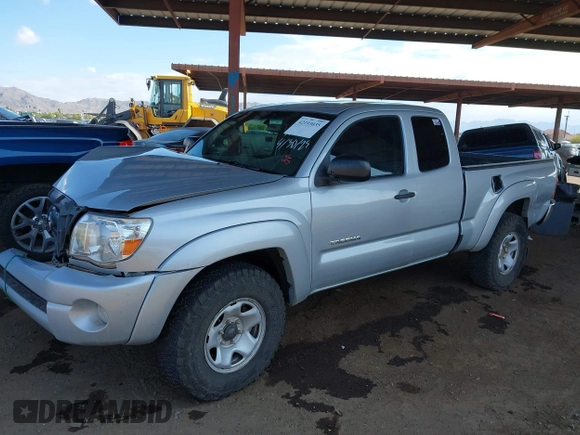 2008 Toyota Tacoma z VIN 5TEUU42N28Z563570, wystawiony jako IAAI lot #42193035 z przebiegiem 226 673 mil mil oraz . Historia ofert i sprzedaży dostępna na DreamBid. Obrazek 17.