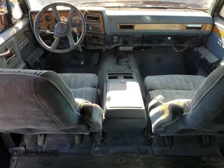 1991 Chevrolet Suburban z VIN 1GNGR26N2MF124400, wystawiony jako Copart lot #85809994 z przebiegiem 160 922 mil mil oraz Czysty tytuł • Clean title. Historia ofert i sprzedaży dostępna na DreamBid. Obrazek 8.