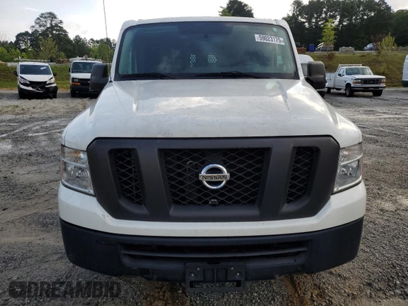 2013 Nissan NV S z VIN 1N6BF0KL6DN113326, wystawiony jako Copart lot #59023175 z przebiegiem 75 032 mil mil oraz Czysty tytuł • Clean title. Historia ofert i sprzedaży dostępna na DreamBid. Obrazek 5.