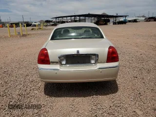 2003 Lincoln Town Car Cartier z VIN 1LNHM83WX3Y625786, wystawiony jako Copart lot #57758395 z przebiegiem 132 988 mil mil oraz Szkoda całkowita • Salvage title. Historia ofert i sprzedaży dostępna na DreamBid. Obrazek 6.