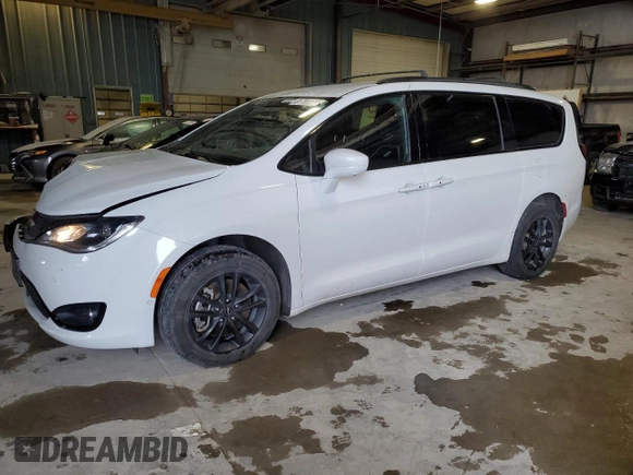 2020 Chrysler Pacifica Launch Edition z VIN 2C4RC3BG1LR263912, wystawiony jako Copart lot #81785354 z przebiegiem 124 071 mil mil oraz Szkody całkowita. Historia ofert i sprzedaży dostępna na DreamBid. Obrazek 1.