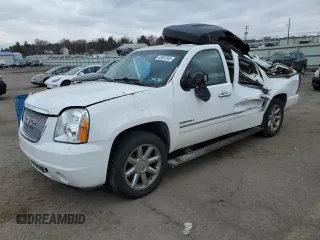 2014 GMC Yukon XL Denali with VIN 1GKS2MEF8ER132986, listed as a Copart auction lot 45997585 with 104,660 mi miles and Salvage Title. Bid and sale history available at carsss.com. Image 1.