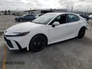2025 Toyota Camry LE z VIN 4T1DAACK8SU021042, wystawiony jako Copart lot #56700575 z przebiegiem 8 087 mil mil oraz Szkoda całkowita • Salvage title. Historia ofert i sprzedaży dostępna na DreamBid. Obrazek 1.