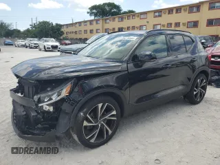 2021 Volvo XC40 R-Design z VIN YV4AC2HM1M2470902, wystawiony jako Copart lot #54275595 z przebiegiem 33 536 mil mil oraz Szkody całkowita. Historia ofert i sprzedaży dostępna na DreamBid. Obrazek 1.