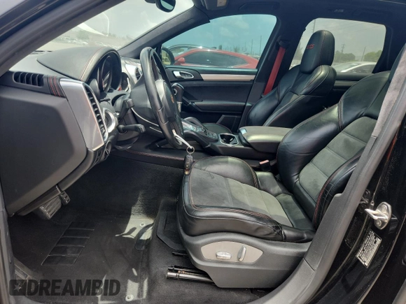2014 Porsche Cayenne GTS z VIN WP1AD2A28ELA74131, wystawiony jako Copart lot #60239115 z przebiegiem Nie podano mil oraz Czysty tytuł • Clean title. Historia ofert i sprzedaży dostępna na DreamBid. Obrazek 7.