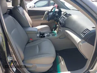 2013 Toyota Highlander z VIN 5TDZK3EH5DS124401, wystawiony jako IAAI lot #42133758 z przebiegiem 131 405 mil mil oraz . Historia ofert i sprzedaży dostępna na DreamBid. Obrazek 5.