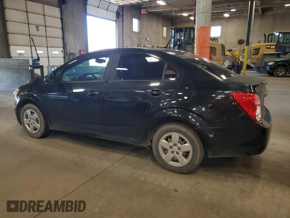 2013 Chevrolet Sonic LS z VIN 1G1JA5SH5D4169083, wystawiony jako Copart lot #55703555 z przebiegiem Nie podano mil oraz Czysty tytuł • Clean title. Historia ofert i sprzedaży dostępna na DreamBid. Obrazek 2.