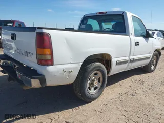 2000 Chevrolet Silverado 1500 with VIN 1GCEC14V3YZ352005, listed as a IAAI auction lot 41741383 with 300,705 mi miles. Bid and sale history available at carsss.com. Image 4.