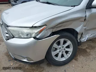 2013 Toyota Highlander with VIN 5TDZK3EHXDS103043, listed as a IAAI auction lot 41889515 with 83,976 mi miles. Bid and sale history available at carsss.com. Image 6.