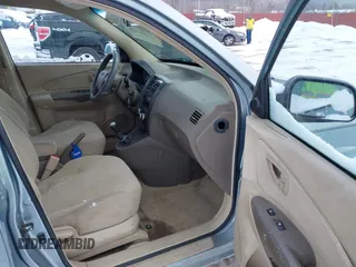 2006 Hyundai Tucson GL with VIN KM8JM72B06U298904, listed as a IAAI auction lot 41370728 with 209,284 mi miles. Bid and sale history available at carsss.com. Image 5.