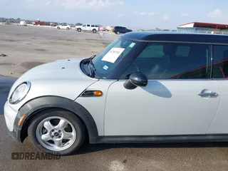 2011 MINI Clubman z VIN WMWZF3C59BT188367, wystawiony jako IAAI lot #40755351 z przebiegiem 122 023 mil mil oraz . Historia ofert i sprzedaży dostępna na DreamBid. Obrazek 18.