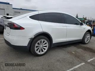 2016 Tesla Model X 70D z VIN 5YJXCAE2XGF003344, wystawiony jako Copart lot #53123305 z przebiegiem 126 052 mil mil oraz Szkody całkowita. Historia ofert i sprzedaży dostępna na DreamBid. Obrazek 3.