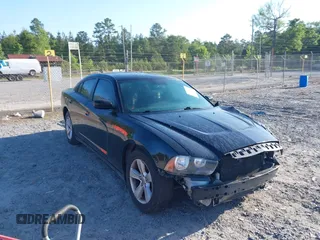 2013 Dodge Charger SE z VIN 2C3CDXBG0DH593207, wystawiony jako IAAI lot #42137051 z przebiegiem 165 045 mil mil oraz . Historia ofert i sprzedaży dostępna na DreamBid. Obrazek 1.