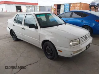 1998 Volkswagen Jetta z VIN 3VWRB81H5WM156431, wystawiony jako IAAI lot #42042282 z przebiegiem 92 995 mil mil oraz . Historia ofert i sprzedaży dostępna na DreamBid. Obrazek 1.