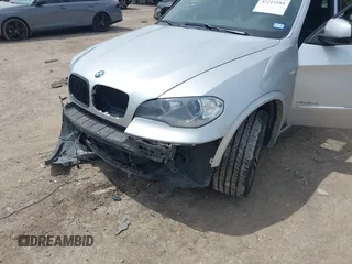 2013 BMW X5 xDrive35i z VIN 5UXZV4C59D0E03876, wystawiony jako IAAI lot #42214184 z przebiegiem 127 480 mil mil oraz . Historia ofert i sprzedaży dostępna na DreamBid. Obrazek 6.