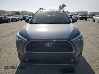 2022 Toyota Corolla Cross XLE с VIN 7MUDAAAG0NV030559, выставлен на аукционе Copart как лот 54075315 с пробегом 28 557 миль миль и Списание • Salvage title. История ставок и продаж доступна на DreamBid. Изображение 5.