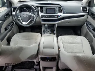 2018 Toyota Highlander LE z VIN 5TDBZRFH3JS817557, wystawiony jako Copart lot #56109035 z przebiegiem 132 053 mil mil oraz Szkoda całkowita • Salvage title. Historia ofert i sprzedaży dostępna na DreamBid. Obrazek 8.