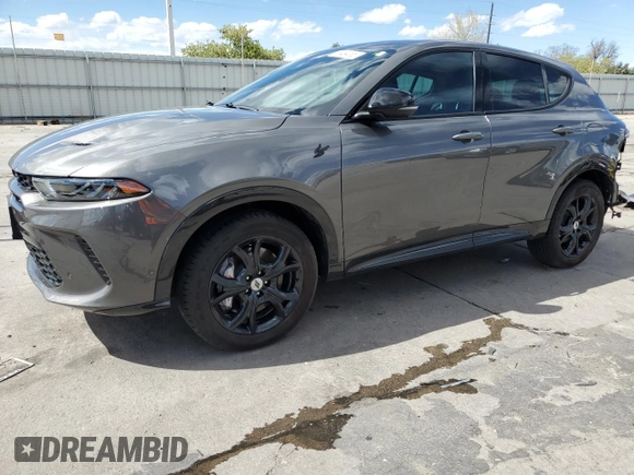 2024 Dodge Hornet R/T Plus z VIN ZACPDFDW8R3A20578, wystawiony jako Copart lot #53454865 z przebiegiem 13 345 mil mil oraz Szkoda całkowita • Salvage title. Historia ofert i sprzedaży dostępna na DreamBid. Obrazek 1.
