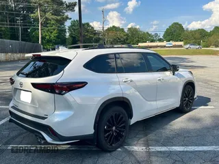 2024 Toyota Highlander LE z VIN 5TDKDRAH7RS534676, wystawiony jako Copart lot #57361405 z przebiegiem 11 321 mil mil oraz Czysty tytuł • Clean title. Historia ofert i sprzedaży dostępna na DreamBid. Obrazek 4.
