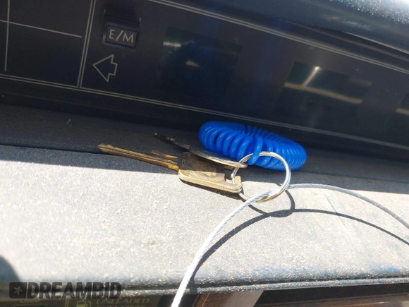 1989 Cadillac DeVille z VIN 1G6CD5159K4342392, wystawiony jako IAAI lot #42451638 z przebiegiem 162 687 mil mil oraz . Historia ofert i sprzedaży dostępna na DreamBid. Obrazek 11.