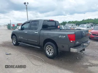 2005 Nissan Titan LE z VIN 1N6AA07B05N557667, wystawiony jako IAAI lot #42292562 z przebiegiem 197 874 mil mil oraz . Historia ofert i sprzedaży dostępna na DreamBid. Obrazek 3.