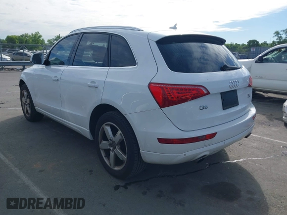 2010 Audi Q5 Premium Plus z VIN WA1LKAFP1AA045035, wystawiony jako IAAI lot #42240670 z przebiegiem 181 942 mil mil oraz . Historia ofert i sprzedaży dostępna na DreamBid. Obrazek 3.