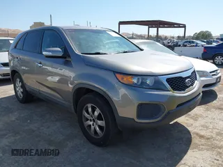 2012 Kia Sorento LX z VIN 5XYKT4A13CG286746, wystawiony jako IAAI lot #42427794 z przebiegiem 233 627 mil mil oraz . Historia ofert i sprzedaży dostępna na DreamBid. Obrazek 1.