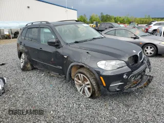 2013 BMW X5 xDrive35i z VIN 5UXZV4C5XD0G53045, wystawiony jako Copart lot #52986625 z przebiegiem 130 237 mil mil oraz Czysty tytuł • Clean title. Historia ofert i sprzedaży dostępna na DreamBid. Obrazek 4.
