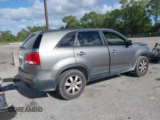 2013 Kia Sorento LX z VIN 5XYKT3A17DG419777, wystawiony jako IAAI lot #42083632 z przebiegiem 146 305 mil mil oraz . Historia ofert i sprzedaży dostępna na DreamBid. Obrazek 4.