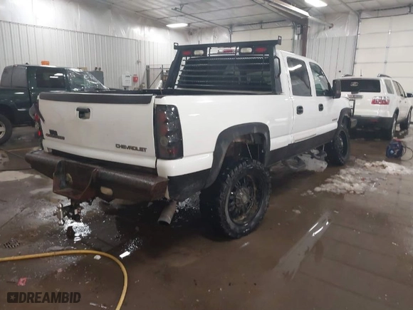 2003 Chevrolet Silverado 2500HD LS with VIN 1GCHK23U13F258343, listed as a IAAI auction lot 41288585 with 299,594 mi miles. Bid and sale history available at carsss.com. Image 4.