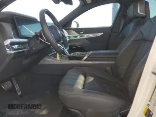 2024 BMW i7 eDrive50 z VIN WBY43EJ06RCR45999, wystawiony jako Copart lot #77538844 z przebiegiem 5756 mil mil oraz Szkody całkowita. Historia ofert i sprzedaży dostępna na DreamBid. Obrazek 7.