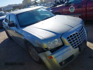 2006 Chrysler 300 Touring z VIN 2C3LA53G56H158634, wystawiony jako IAAI lot #41511929 z przebiegiem 181 908 mil mil oraz . Historia ofert i sprzedaży dostępna na DreamBid. Obrazek 1.