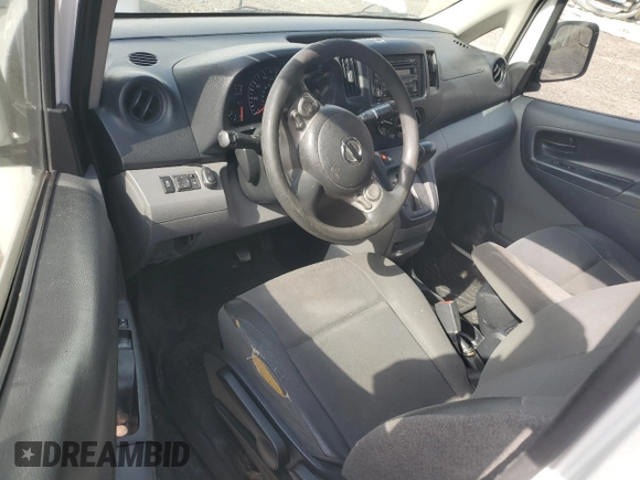2015 Nissan NV200 S z VIN 3N6CM0KN8FK696261, wystawiony jako Copart lot #50001695 z przebiegiem Nie podano mil oraz Szkoda całkowita • Salvage title. Historia ofert i sprzedaży dostępna na DreamBid. Obrazek 8.
