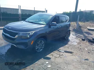 2021 Kia Seltos S z VIN KNDEUCAA2M7149395, wystawiony jako IAAI lot #42279753 z przebiegiem 27 074 mil mil oraz . Historia ofert i sprzedaży dostępna na DreamBid. Obrazek 2.