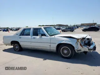 1991 Ford Crown Victoria z VIN 2FACP74FXMX135645, wystawiony jako Copart lot #52527135 z przebiegiem 79 667 mil mil oraz Czysty tytuł • Clean title. Historia ofert i sprzedaży dostępna na DreamBid. Obrazek 4.