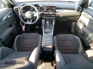 2024 Alfa Romeo Tonale Veloce z VIN ZASPATDW8R3062127, wystawiony jako Copart lot #75225734 z przebiegiem 1601 mil mil oraz Szkody całkowita. Historia ofert i sprzedaży dostępna na DreamBid. Obrazek 8.