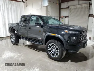 2024 GMC Canyon 4WD AT4 z VIN 1GTP6DEK8R1253511, wystawiony jako Copart lot #56475835 z przebiegiem 1912 mil mil oraz Szkody całkowita. Historia ofert i sprzedaży dostępna na DreamBid. Obrazek 4.