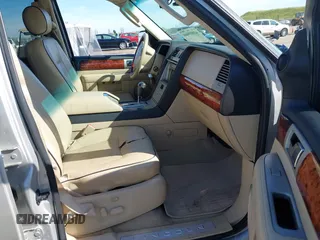 2006 Lincoln Navigator Luxury with VIN 5LMFU28516LJ13630, listed as a IAAI auction lot 42003960 with 139,505 mi miles. Bid and sale history available at carsss.com. Image 5.
