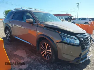 2024 Nissan Pathfinder Platinum z VIN 5N1DR3DH5RC236532, wystawiony jako IAAI lot #42308717 z przebiegiem 27 612 mil mil oraz . Historia ofert i sprzedaży dostępna na DreamBid. Obrazek 1.
