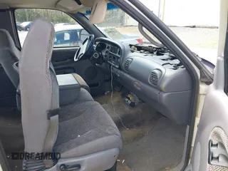 1998 Dodge 1500 z VIN 3B7HC13Y3WG180371, wystawiony jako IAAI lot #41832046 z przebiegiem 245 121 mil mil oraz . Historia ofert i sprzedaży dostępna na DreamBid. Obrazek 5.