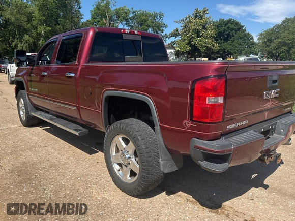 2015 GMC Sierra 2500HD Denali z VIN 1GT120E88FF102231, wystawiony jako Copart lot #60239065 z przebiegiem 305 655 mil mil oraz Czysty tytuł • Clean title. Historia ofert i sprzedaży dostępna na DreamBid. Obrazek 3.