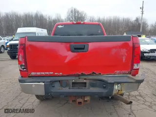 2011 GMC Sierra 2500HD SLE with VIN 1GT220CG8BZ134636, listed as a IAAI auction lot 41726133 with 147,118 mi miles. Bid and sale history available at carsss.com. Image 16.