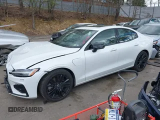 2024 Volvo S60 Plus Black Edition z VIN 7JRH60FH8RG290119, wystawiony jako IAAI lot #42177138 z przebiegiem 34 233 mil mil oraz . Historia ofert i sprzedaży dostępna na DreamBid. Obrazek 17.