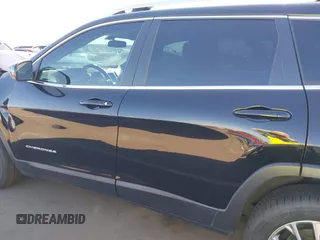 2019 Jeep Cherokee Latitude Plus z VIN 1C4PJLLB9KD202938, wystawiony jako IAAI lot #42087294 z przebiegiem 77 918 mil mil oraz . Historia ofert i sprzedaży dostępna na DreamBid. Obrazek 14.